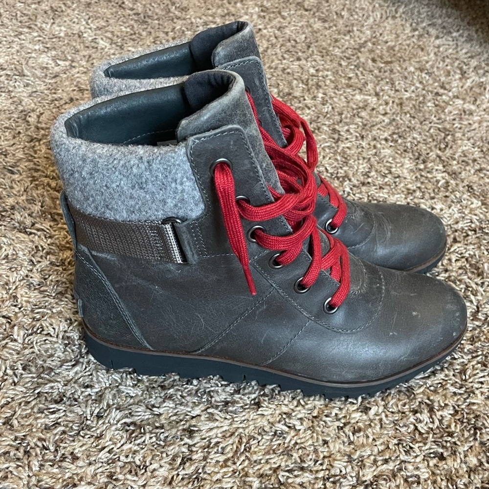 Sorel boots! Like new! Worn once